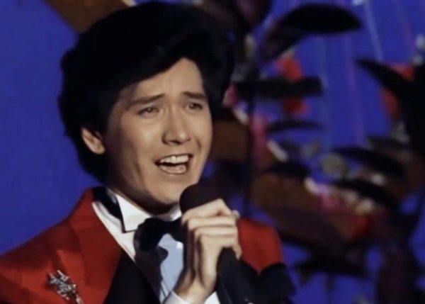 顺阳网 帅气偶像费翔红极一时，却为母亲选择孤独一生，64岁眼泪道出真相